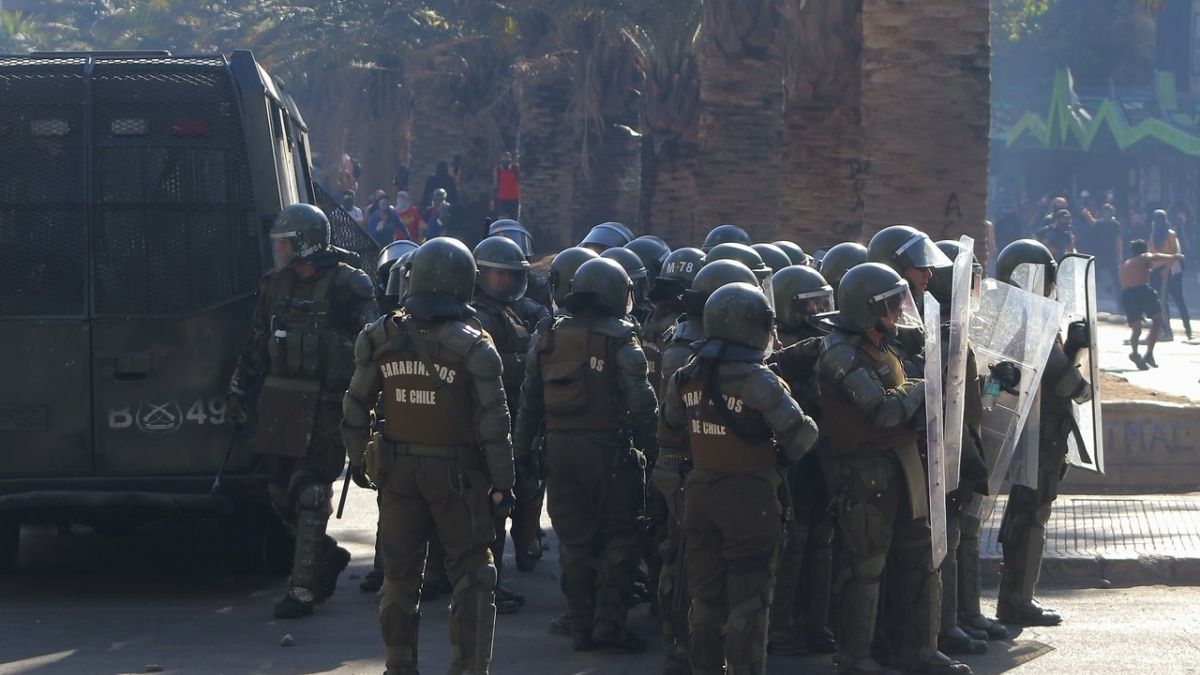 La estrategia de copamiento en Plaza Italia ha generado críticas por la violencia con la que ha actuado la policía. (Foto Agencia Uno)