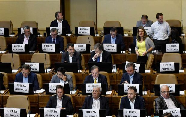 Diputados oficialistas aparecieron con carteles en apoyo al intendente de la Región Metropolitana, Felipe Guevara. Foto: Agencia UNO.