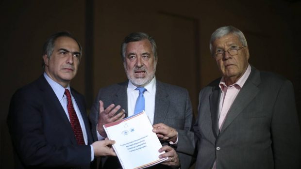 la bancada transversal de diputados y senadores regionalistas, ante la inacción del Ejecutivo, optaron por ingresar dos mociones para modificar la Constitución y la Contraloría General de la República, con el objeto de que sea esta última entidad la que resuelva la contienda de competencias. Foto: Agencia UNO.