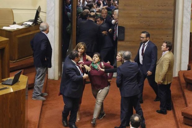 La votación en la Cámara de Diputados del proyecto de ley que buscaba establecer paridad de género en un eventual órgano constituyente estuvo marcado por la presión de las organizaciones feministas que llegaron hasta el Congreso en Valparaíso. Foto: Agencia UNO.