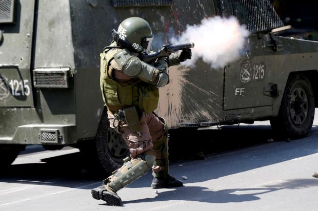 Desde el estallido social de octubre de 2019 hasta la fecha, son más de 400 las víctimas de trauma ocular producidos por disparos de funcionarios de Carabineros. Foto: Reuters.