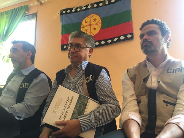 La Comisión Interamericana de Derechos Humanos (CIDH) asistió con el pleno de su delegación a la población Lo Hermida en Peñalolén. Estuvieron ahí el relator en Libertad de Expresión, Edison Lanza; el comisionado a cargo de la visita a Chile, Joel Hernández; y el secretario ejecutivo de la CIDH, Paulo Abrão. Foto: Tomás González F.
