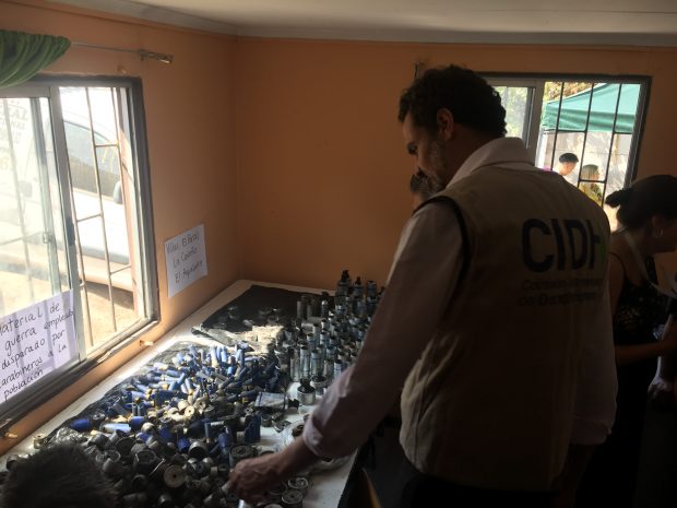 El secretario ejecutivo de la Comisión Interamericana de Derechos Humanos (CIDH), Paulo Abrão, revisó parte del material antidisturbios que lograron recolectar los vecinos y vecinas de Lo Hermida. Entre éstos, habían implementos no registrados en los protocolos. Foto: Tomás González F.