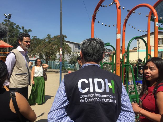 Los integrantes de la delegación de la Comisión Interamericana de Derechos Humanos (CIDH) recorrieron las calles de Lo Hermida, pudiendo evidenciar los vestigios de la excesiva represión de la que son víctimas los pobladores desde hace varios meses. Foto: Tomás González F.