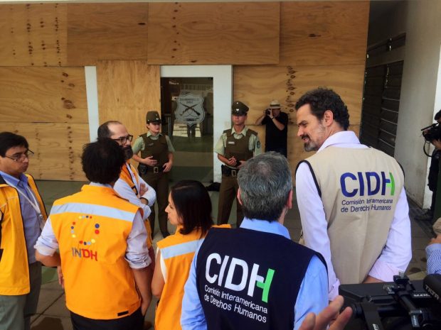 Los integrantes de la misión de la Comisión Interamericana de Derechos Humanos (CIDH) ingresaron a la subcomisaría de Carabineros de Peñalolén, en donde tomaron los testimonios de los uniformados presentes. Son diversas las denuncias que se han presentado por presuntas violaciones a los derechos humanos ocurridas al interior de esta comisaría. Foto: Tomás González F.