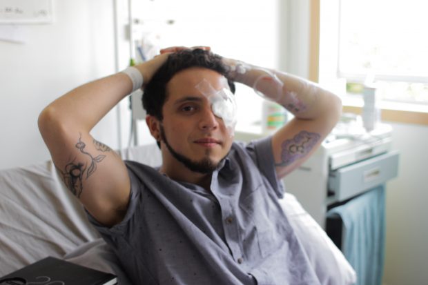 Diego Lastra (27) es estudiante de séptimo año de medicina en la Universidad Diego Portales. Hace 12 años participa del colectivo Raíces del Sur, comunidad abocada a la conexión entre el mundo indígena y el mundo mestizo a través de ceremonias espirituales. Foto: Tomás González F. 