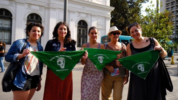Al frontis del Palacio de Tribunal llegaron agrupaciones feministas del Frente Amplio. Así también, estuvieron en el lugar la diputada y presidenta de Convergencia Social, Gael Yeomans, y la diputada de Revolución Democrática, Maite Orsini. Foto: @FotografoEnCampana.