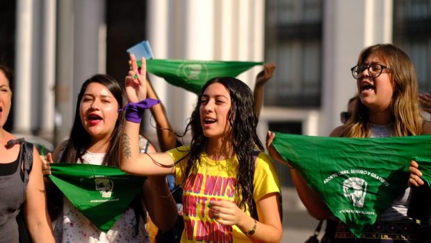 Si bien el plazo final para legislar en materia de paridad de género para un eventual órgano constituyente es el 25 de junio, desde la Cámara de Diputados han insistido en que se tramite con la celeridad suficiente como para que la iniciativa sea despachada antes del 8 de marzo, el Día Internacional de la Mujer. Foto: @FotografoEnCampana