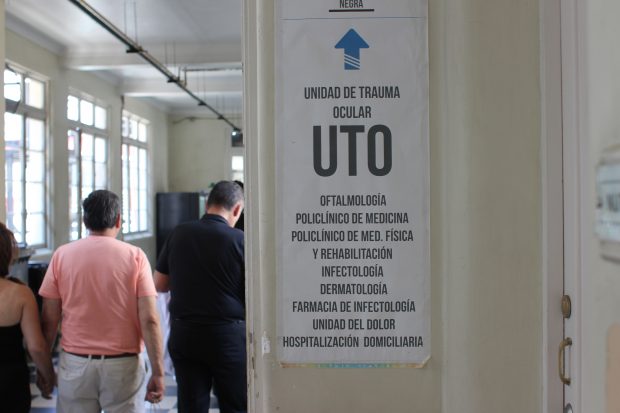 Tan solo desde el 20 de octubre al 20 de noviembre, la Unidad de Trauma Ocular (UTO) del Hospital El Salvador recibió a 220 pacientes que presentaron trauma ocular asociado a las manifestaciones. De ellos, 40 ingresaron con estallido ocular o herida penetrante ocular, siendo el principal mecanismo de acción la herida por balines antidisturbios. Fueron 33 los pacientes sufrieron pérdida total de la visión del ojo afectado. Foto: Tomás González F.