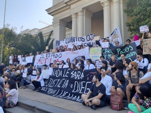 Fueron cientos los estudiantes de 7mo año de la Facultad de Medicina de la Universidad Diego Portales los que llegaron hasta el frontis del Hospital El Salvador a manifestar su rechazo contra el violento actuar de Fuerzas Especiales. Foto: Radio Universidad de Chile.