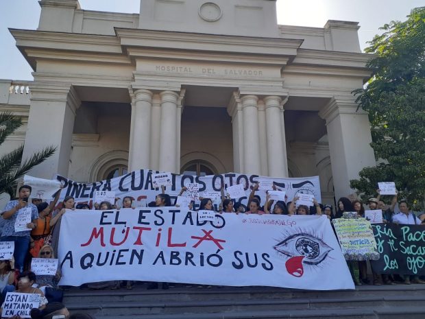 Fueron cientos los estudiantes de 7mo año de la Facultad de Medicina de la Universidad Diego Portales los que llegaron hasta el frontis del Hospital El Salvador a manifestar su rechazo contra el violento actuar de Fuerzas Especiales. Foto: Radio Universidad de Chile.