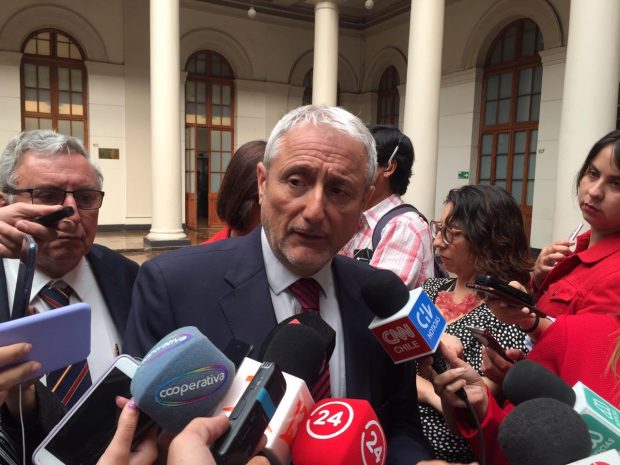 El rector de la Universidad de Valparaíso y vicepresidente del Consejo de Rectores, Aldo Valle, junto al rector de la Universidad de Chile, Ennio Vivaldi, realizaron un balance de lo que fue la primera jornada de rendición de la PSU. Foto: Radio Universidad de Chile.