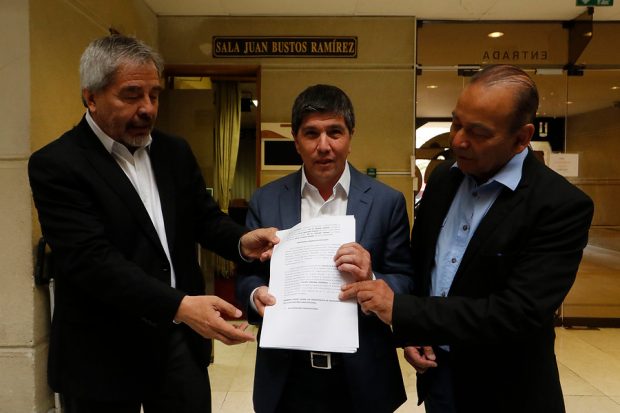 Los jefes de las bancadas del Partido Demócrata Cristiano, Partido Socialista y Partido Por la Democracia; Gabriel Ascencio, Manuel Monsalve y Ricardo Celis, respectivamente, presentaron el texto en la Cámara de Diputados. Foto: Congreso Nacional.