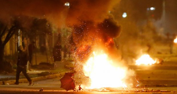 El balance del Gobierno de la jornada de anoche indicó que ocurrieron 17 hechos graves a lo largo del país, dejando a cinco uniformados lesionados y ante lo cual se presentaron tres querellas contra 24 personas por Ley Antisaqueos. Foto: Archivo.