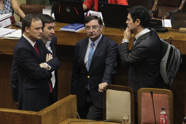 La acusación constitucional apunta a que la autoridad regional habría vulnerado el derecho constitucional de reunirse pacíficamente sin autorización previa y a la estrategia de ‘copamiento’ policial que llevó a cabo el intendente durante diciembre en las inmediaciones de la Plaza Baquedano. Foto: Sebastian Cisternas/ Aton Chile.