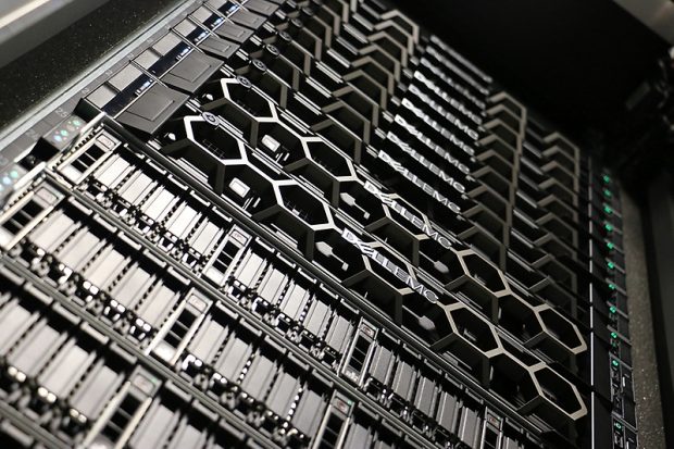 Guacolda-Leftraru actualmente ofrece servicio de cálculo a múltiples proyectos que requieren procesar enormes volúmenes de datos y resolver problemas de alta complejidad en una infinidad de áreas. Foto: NLHPC / Felipe PoGa - Prensa UChile