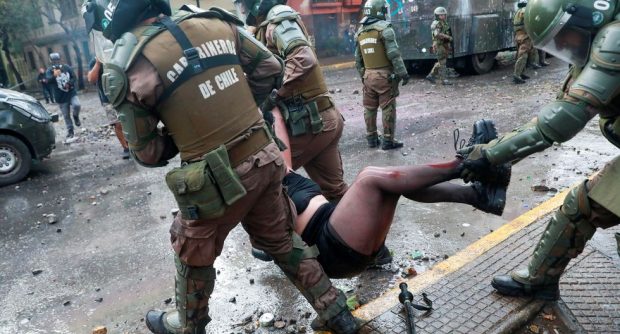 La institución de Carabineros de Chile ha sido fuertemente cuestionada por distintas organizaciones internacionales ligadas a la defensa de los derechos humanos. Amnistía Internacional, Human Rights Watch y la oficina de la Alta Comisionada para los DD.HH. de la ONU, entre otros, han entregado recomendaciones en torno a la labor de la policía uniformada. Foto: Archivo.