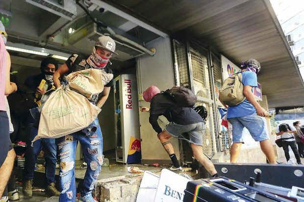 Parte de las críticas que ha recibido el proyecto de ley que busca tipificar el delito de alteración de la paz pública es que éste no hace diferencia entre desórdenes públicos y atentados contra la propiedad. Foto: Agencia UNO.
