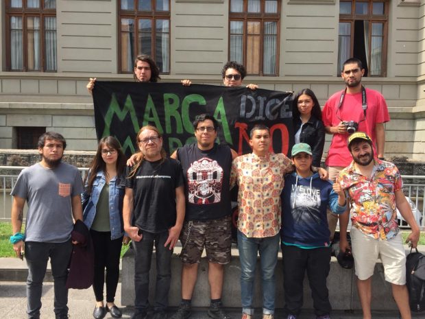 La suspensión de los alegatos no fue bien recibida por las organizaciones medioambientales de la zona, quienes habían llegado hasta la sede en Morandé 360 del Tribunal Ambiental de Santiago para seguir de cerca el proceso. Foto: Radio Universidad de Chile.