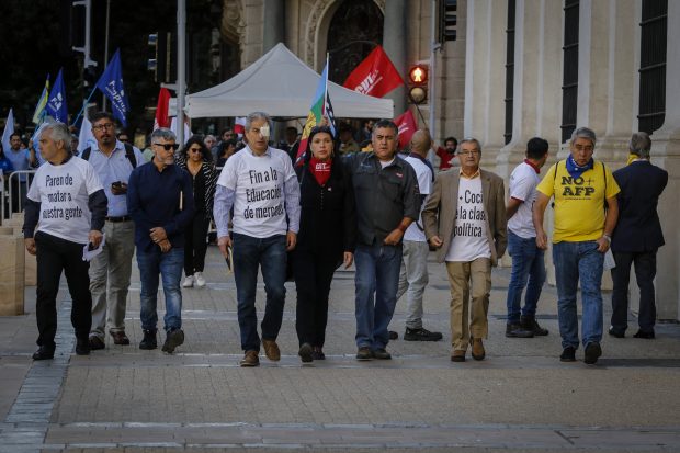 El ministro del Interior, se reúne con el sector público, la CUT y el Colegio de Profesores. Barbara Figueroa, la presidente de la Central Unitaria de Trabajadore camina junto a el presidente del colegio de profesores, Mario Aguilar, que va con un parche en el ojo. FOTO: SEBASTIAN BELTRAN GAETE/AGENCIAUNO