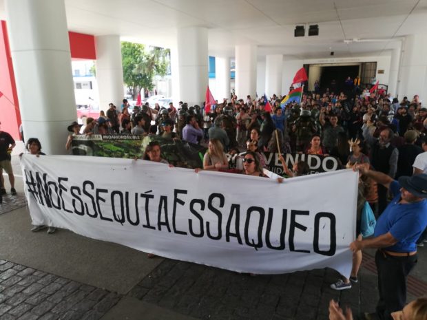 Hasta las oficinas de la Dirección General de Aguas (DGA) en la capital de la Región del Ñuble, llegaron cientos de manifestantes para impedir la realización de distintos remates de uso no consuntivo de aguas. Foto: Coordinadora Ambiental Ñuble Sustentable.