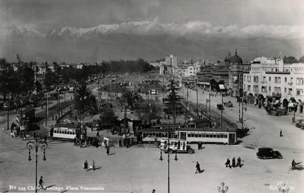 Vista panorámica de la Plaza Venezuela y el Mercado Central, desde la Estación Mapocho, c.1930. 