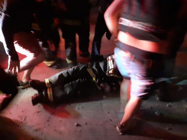 Mientras trabajaba en el incendio en el Museo Violeta Parra, un bombero fue herido en el pecho y rodilla por una bomba lacrimógena. Cuentan que guardaban las mangueras cuando Carabineros le disparo al cuerpo, y estaban al lado de camión bomba con todas sus luces encendidas. Foto: Cedida.