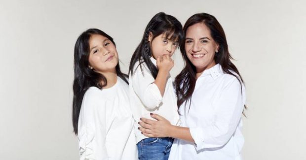 Claudia Aldana y sus hijas.