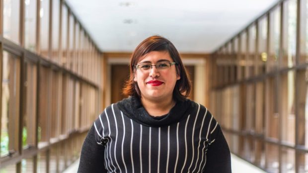 La abogada y activista trans Constanza Valdés es además asesora legislativa del Partido Comunes en el Congreso. Desde ahí, buscarán impulsar una ley corta que regule la actualización del padrón con las nuevas identidades. Foto: Cedida.