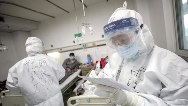 Uno de los roles claves en el manejo de la pandemia del Covid-19 es el que han cumplido miles de médicos y médicas del país en los consultorios y centros hospitalarios. Foto: Archivo.