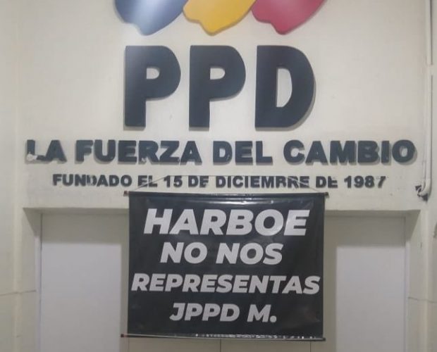 Hace algunos días aparecieron carteles en la sede nacional del Partido Por la Democracia, interpelando al senador Felipe Harboe por su ausencia en la votación de la acusación constitucional contra el intendente metropolitano, Felipe Guevara. Foto: Twitter.