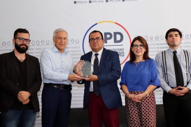 En la foto, el presidente de la Juventud PPD, Pablo Silva (izquierda), acompaña al timonel del PPD, Heraldo Muñoz, en la entrega de un reconocimiento a la Cruz Roja por su aporte en la defensa de los Derechos Humanos. Foto: PPD.