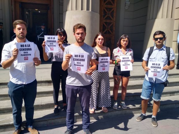 El dirigente del Partido de los Trabajadores Revolucionarios , Dauno Totoro, acudió a la Corte de Apelaciones para presentar un recurso de protección por "discriminación arbitraria" ante la decisión del CNTV de excluir a partidos sin representación parlamentaria. Foto: Javiera Márquez.