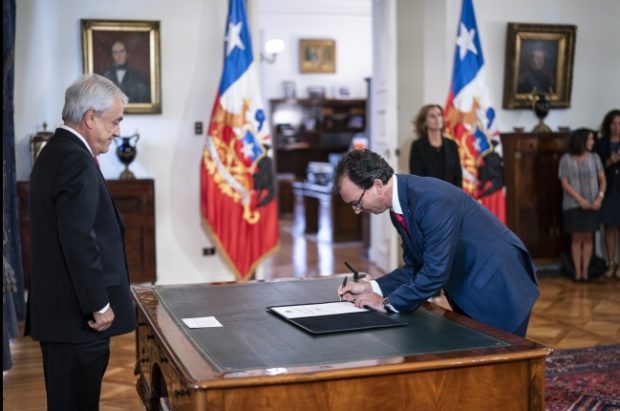 El nuevo ministro, Raúl Figueroa, se desempeñaba como Subsecretario desde el 11 de marzo de 2018. Es Abogado de la Pontificia Universidad Católica de Chile y Máster en Derecho de la Empresa de la Universidad de Los Andes. Entre el 2010 y 2014 fue Jefe de la División Jurídica y Jefe de Asesores del Ministerio de Educación. Foto: Presidencia.