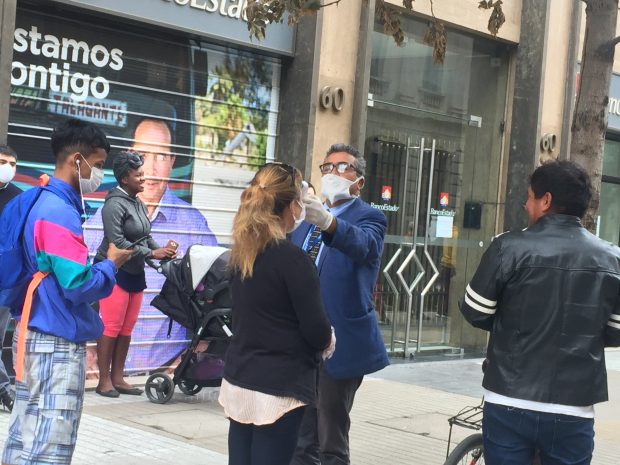 Durante la primera jornada de cuarentena total para siete comunas de la Región Metropolitana, se registraron filas y aglomeraciones en los distintos servicios básicos del país. Foto: Radio UChile.