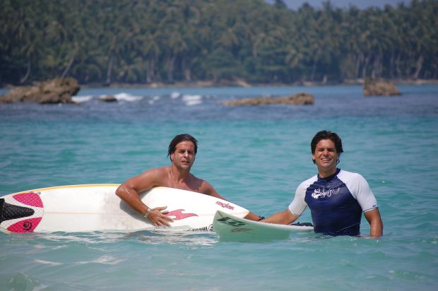 Luis Lacalle Pou junto a su hermano, Juan José, en Indonesia.