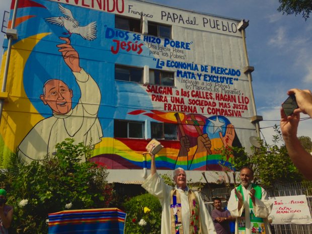 Mariano Puga frente a un mural en honor al Papa Francisco (Villa Francia).