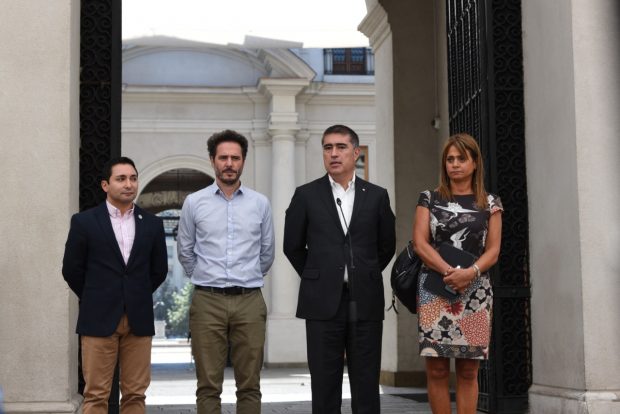 Timoneles de oposición se alinean respecto de la postergación del plebiscito.