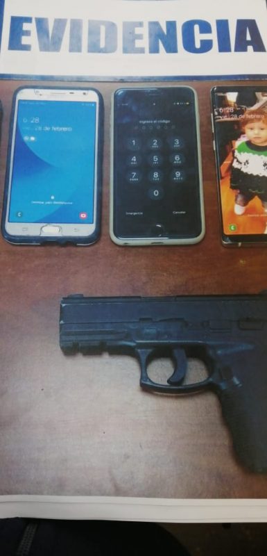 Elementos incautados por la Policía de Investigaciones (PDI) al sujeto que será formalizado este martes por porte de armas de fuego. Foto: Fiscalía Valparaíso.