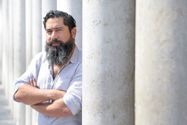 Para el analista político y académico de la Universidad Adolfo Ibáñez, Cristóbal Bellolio, el las características de esta crisis exigen que éstos se pongan al servicio de la autoridad central.