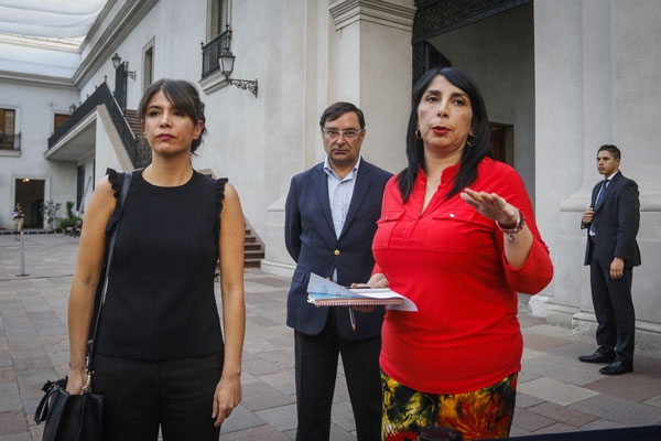La ministra de la Secretaría General de Gobierno, Karla Rubilar, y la subsecretaria de Prevención del Delito, Katherine Martorell, fueron las encargadas de responder las preguntas que surgieron de la ciudadanía.