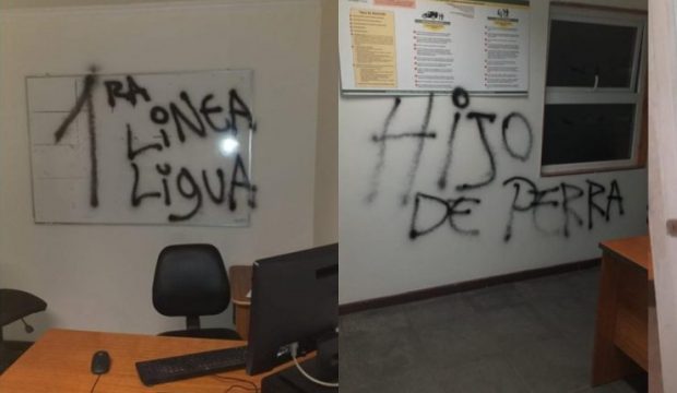 En la foto, algunos de los rayados que dejaron los alrededor de siete encapuchados que ingresaron durante la madrugada de este lunes al retén Villa Hermosa de La Ligua. Foto: Cedida.