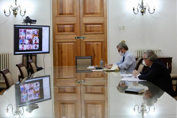 El ministro del Interior y Seguridad Pública, Gonzalo Blumel, junto al rector de la Universidad de Chile, Ennio Vivaldi, participan de una nueva reunión de la Mesa Social COVID-19. Foto: Ministerio del Interior.