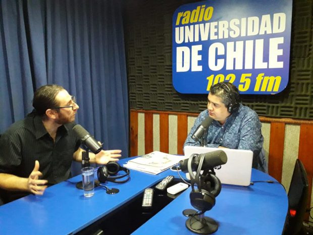 El economista e investigador de la Fundación Sol, Marco Kremerman (izquierda), señaló que las medidas anunciadas por el Presidente Piñera siguen estando ancladas a un dogma neoliberal. Foto: Radio UChile.