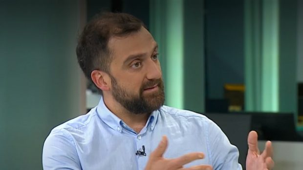 El Dr. José Miguel Bernucci, secretario nacional del Colegio Médico, hizo un llamado a la cautela frente al optimismo del Ejecutivo. Foto: Captura.