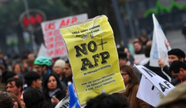 La demanda por un mejor sistema de pensiones ha ido tomando fuerza con el correr de los años, teniendo un importante hito en octubre de 2019 en el denominado "estallido social" y siendo una de las principales demandas de los manifestantes que coparon las calles de Santiago. Foto: Archivo.