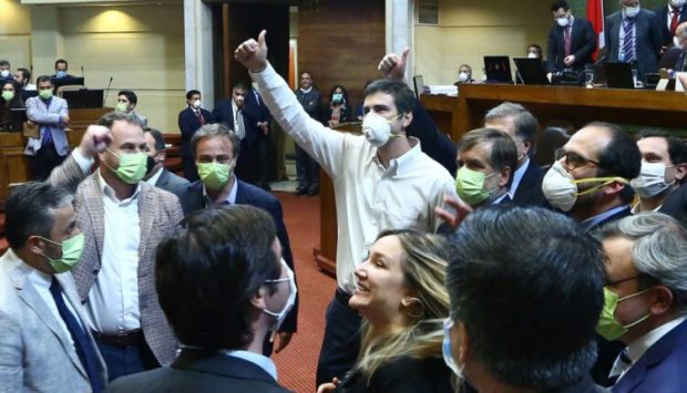 En una reñida votación, el oficialismo se quedó con la presidencia de la Cámara de Diputados. Diego Paulsen (RN) fue elegido como presidente de la corporación -por sobre Gabriel Silber (DC)- y Francisco Undurraga (Evópoli) quedó como vicepresidente -por sobre Karol Cariola (PC)-. Foto: Agencia UNO.
