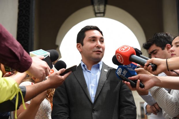 El secretario general del PRI, Rodrigo Caramori, señaló que los dichos del mandatario "sin duda" confunden a la ciudadanía y que nunca se han esbozado argumentos económicos para aplazar el plebiscito. Foto: PRI.