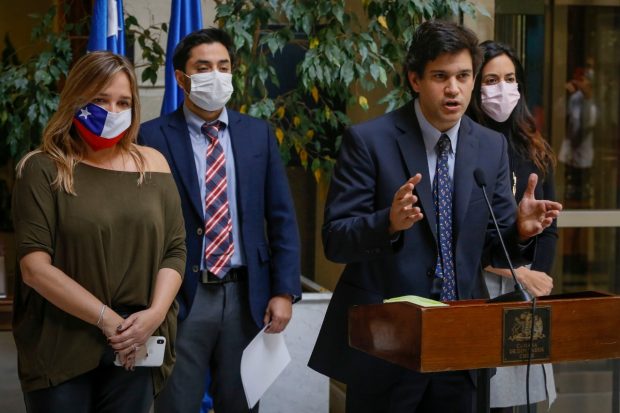 El diputado y jefe de la bancada de Renovación Nacional, Sebastián Torrealba, sostuvo que el compromiso que adquirió su partido era revisar las condiciones sanitarias para la realización del plebiscito, más no criterios económicos. Foto: Renovación Nacional.