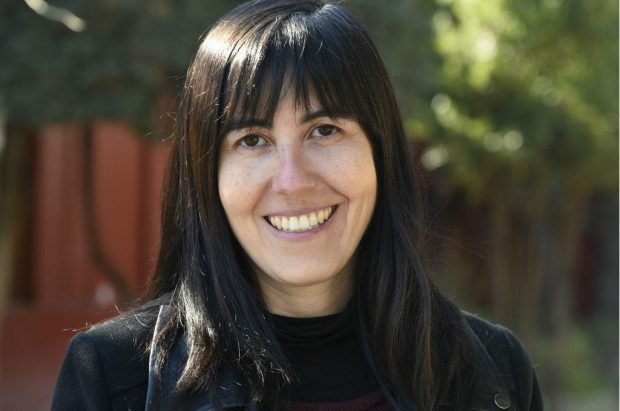 La doctora Vania Martínez es psiquiatra infantil y del adolescente, además de académica del CEMERA de la Facultad de Medicina de la Universidad de Chile y directora del Núcleo Milenio para Mejorar la Salud Mental de Adolescentes y Jóvenes (IMHAY). Foto: Facultad de Medicina UChile.